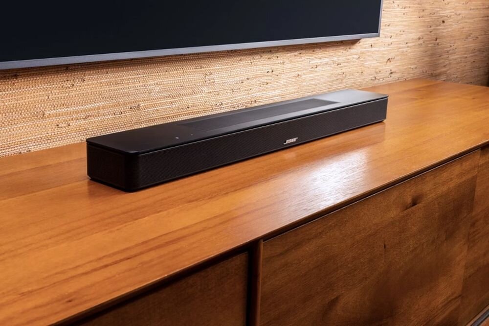 Soundbar BOSE Smart Personal Surround Sound mała przestrzeń Bose Ultra Open Earbuds, soundbar stojący na komodzie w pomieszczeniu
