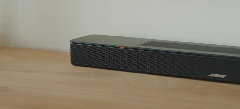 Soundbar BOSE Smart 5.1 Dolby Atmos Dolby Digital Plus TrueHD AirPlay 2 Chromecast Alexa, soundbar stojący na blacie w pomieszczeniu