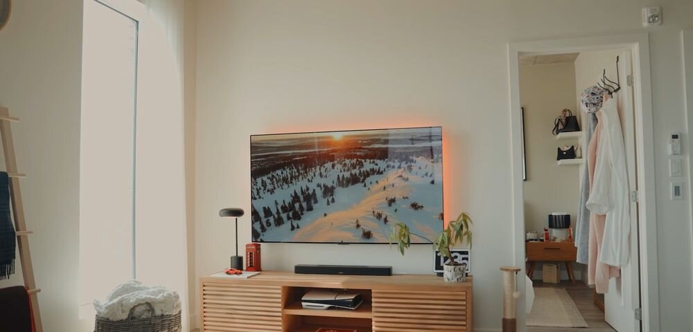 Soundbar BOSE Smart regulacja tonów niskich wysokich Dialogue AI funkcje AI, soundbar stojący na komodzie w pomieszczeniu