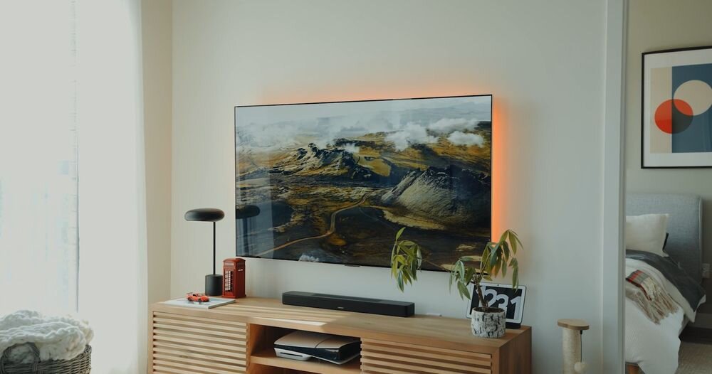 Soundbar BOSE Smart HDMI optyczne USB 230 240 V radio internetowe parametry, soundbar stojący na komodzie w pomieszczeniu