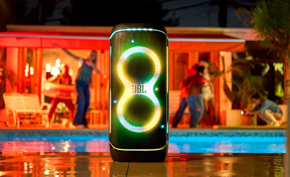 Power audio JBL PartyBox 720 efekty świetlne kolorowe gwiazdy smugi stroboskopy, power audio stojące przed basenem na mokrej podłodze