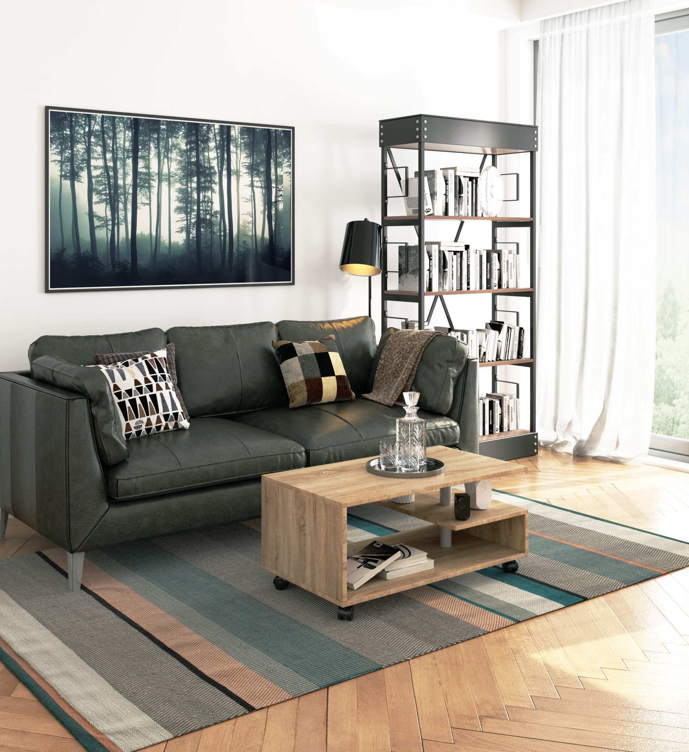 W salonie znajduje się ciemna sofa z poduszkami, stolik kawowy na kółkach w kolorze dąb sonoma oraz regał z książkami. Na ścianie wisi obraz przedstawiający las, a na podłodze leży dywan w paski.