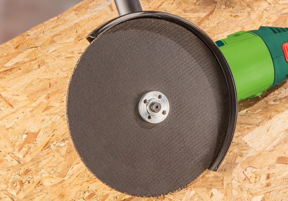 Szlifierka kątowa VERTO 51G203 system łagodnego rozruchu solidna obudowa z obrotową rękojeścią tylnątarcza tnąca o średnicy 230 mm