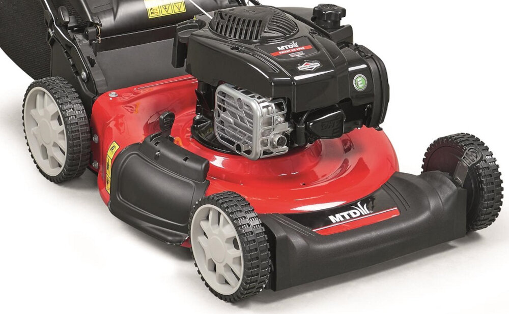 Kosiarka spalinowa MTD Smart 53 SPBS Briggs&Stratton 625 E z napędem koła z łożyskami kulkowymi płynność prowadzenia po różnych terenach stabilność zmniejszają opory toczenia koszenie przy ogrodzeniach murach ścianach