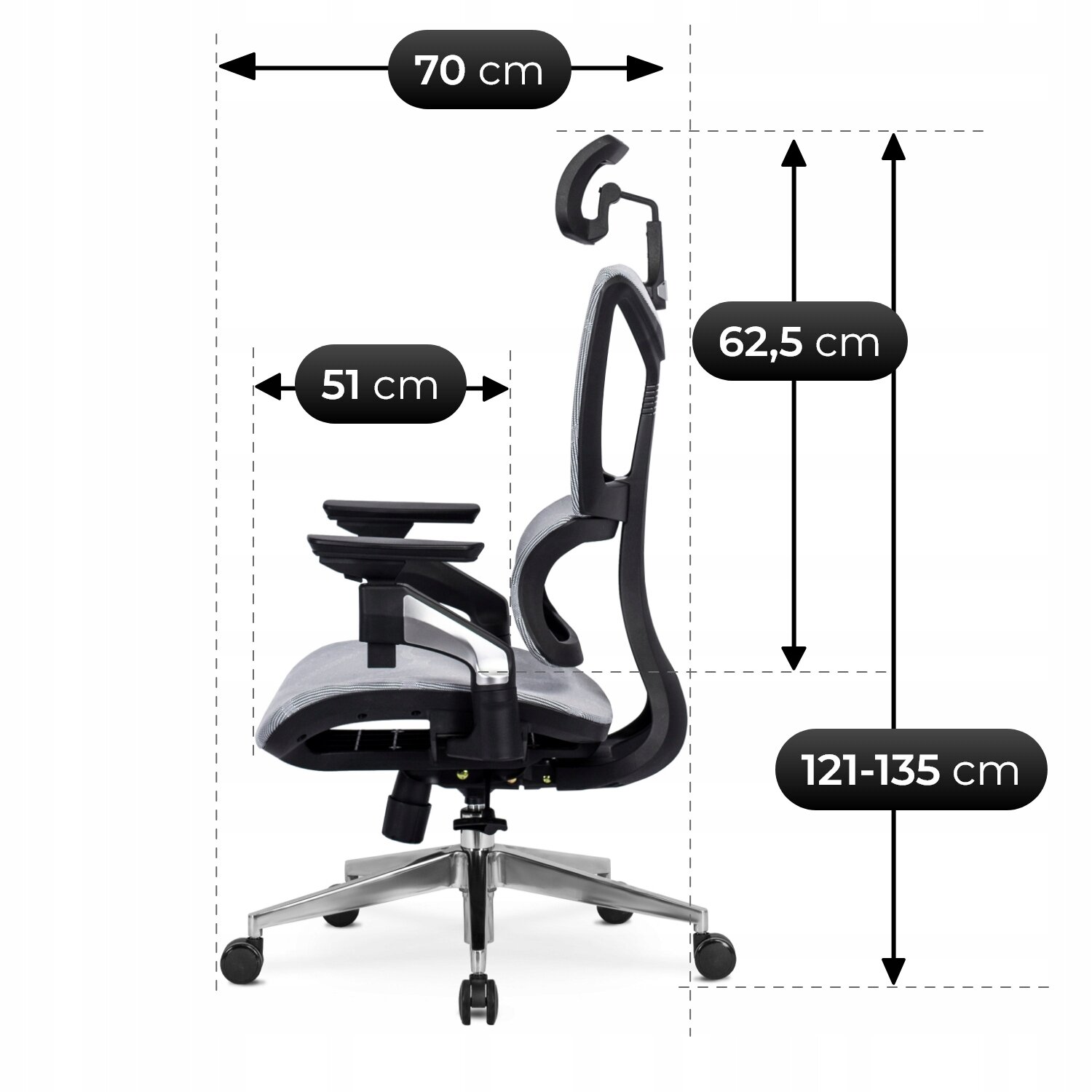 Obraz przedstawia szary, ergonomiczny fotel biurowy obrotowy z podłokietnikami i zagłówkiem. Wymiary to 70 cm szerokości, 51 cm głębokości, 62,5 cm wysokości oparcia i regulowana wysokość całkowita od 121 do 135 cm.