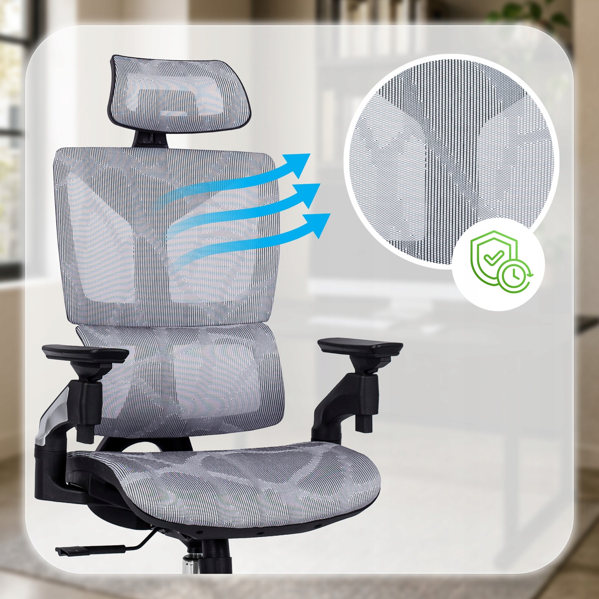 Szary, ergonomiczny fotel biurowy z siatkowym oparciem i zagłówkiem, posiada regulowane podłokietniki. Obok fotela widoczne są niebieskie strzałki oraz okrągły symbol z ikoną tarczy i zegara.