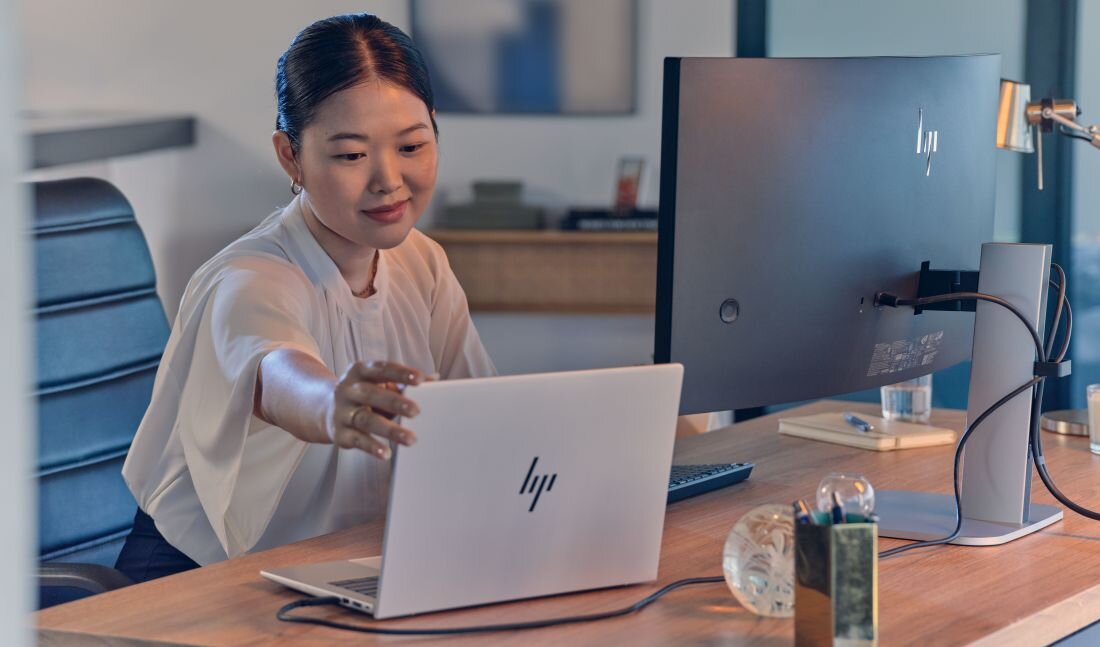 Osoba podłącza laptop HP EliteBook 8 G1i do zewnętrznego monitora – dysk SSD 512 GB M.2 NVMe PCIe 4.0 szyfrowanie Opal 2.0 rozbudowa do 2 TB