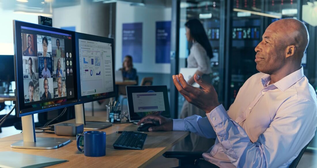 Osoba uczestniczy w wideokonferencji przy stanowisku z laptopem HP EliteBook 8 G1i – Microsoft Intune HP Manageability Integration Kit Windows Autopilot zarządzanie flotą