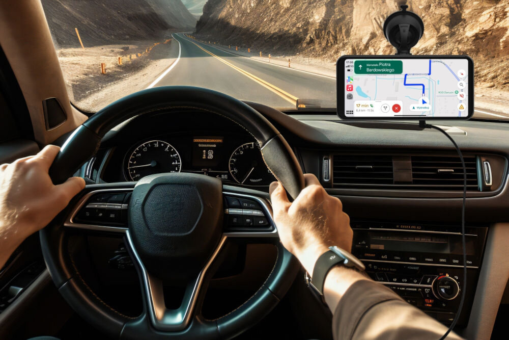MANTA MMUS101 AutoFusion PRO CarPlay Android Auto wbudowany zestaw głośnomówiący i obsługa Siri oraz Google Assistant, osoba prowadząca samochód, ekran przymocowany do kokpitu samochodu