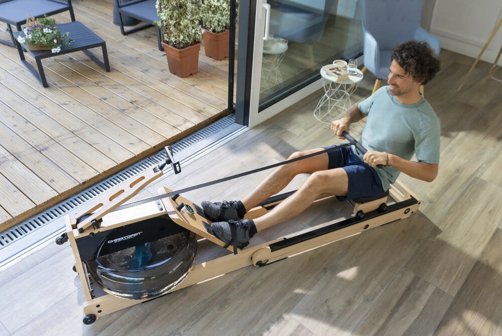 Wioślarz wodno-magnetyczny CHRISTOPEIT SPORT WP 5000 pokój osoba trenuje na wioślarzu trening ogólnorozwojowy Szybsze tempo sprzyja intensywnej pracy mięśni spokojniejsze wiosłowanie pozwala skupić się na budowaniu wytrzymałości