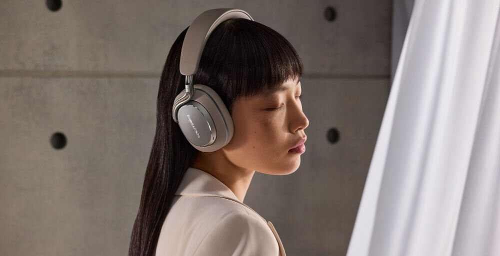 Słuchawki nauszne BOWERS & WILKINS Px8 S2 ANC elegancki design komfort luksusowe brzmienie, osoba z założonymi słuchawkami nausznymi
