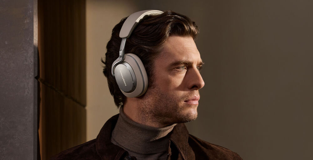Słuchawki nauszne BOWERS & WILKINS Px8 S2 ANC przetworniki Carbon Cone komfort precyzyjne brzmienie, osoba z założonymi słuchawkami nausznymi