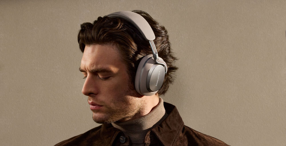 Słuchawki nauszne BOWERS & WILKINS Px8 S2 ANC 40mm przetworniki DSP 24bit 96kHz przestrzenne brzmienie, osoba z założonymi słuchawkami nausznymi