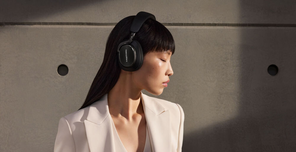 Słuchawki nauszne BOWERS & WILKINS Px8 S2 ANC aptX Lossless aptX Adaptive streaming bezstratny Spotify Tidal Amazon Music, osoba z założonymi słuchawkami nausznymi