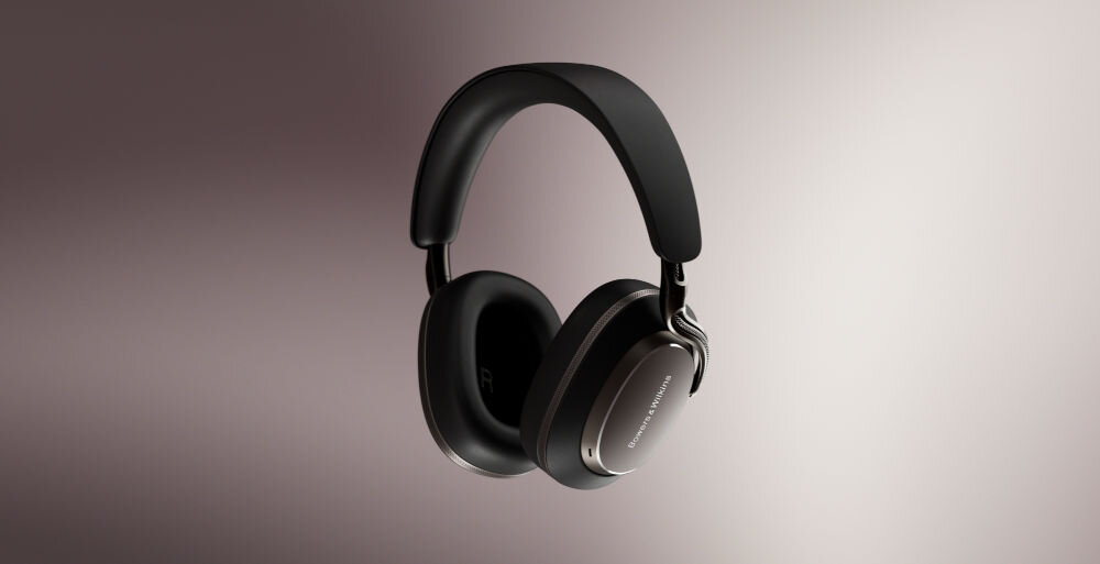 Słuchawki nauszne BOWERS & WILKINS Px8 S2 ANC 30h bateria szybkie ładowanie 7h odtwarzania, słuchawki naszune po skosie na szaro brązowym tle