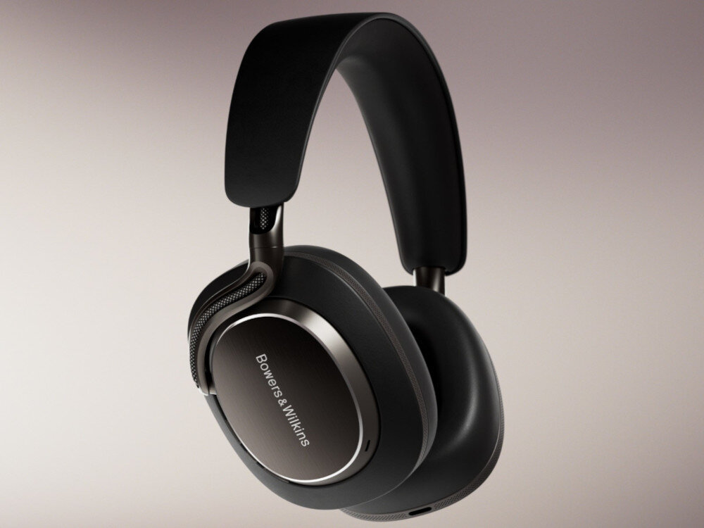 Słuchawki nauszne BOWERS & WILKINS Px8 S2 ANC ergonomiczny komfort skóra Nappa aluminiowy pałąk trwałość, słuchawki naszune po skosie na szaro brązowym tle