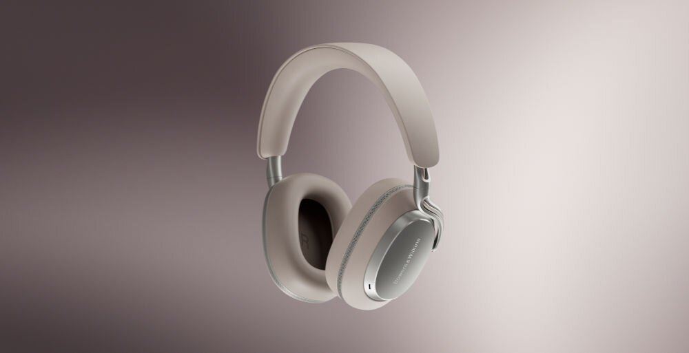 Słuchawki nauszne BOWERS & WILKINS Px8 S2 ANC aplikacja Music regulacja EQ transparentność True Sound Quick Action, słuchawki naszune po skosie na szaro brązowym tle