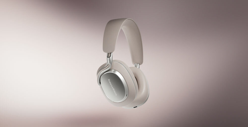 Słuchawki nauszne BOWERS & WILKINS Px8 S2 ANC Onyx Black Warm Stone elegancki luksusowy design, słuchawki naszune po skosie na szaro brązowym tle