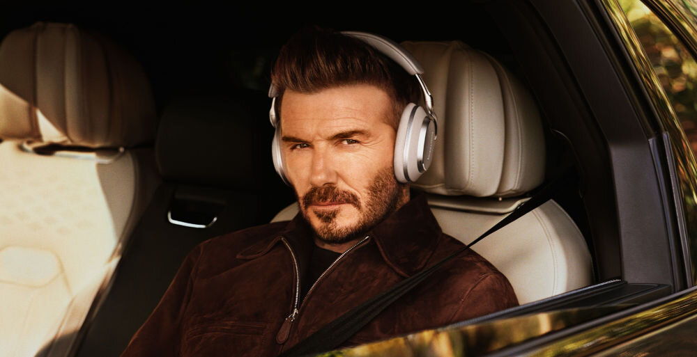 Słuchawki nauszne BOWERS & WILKINS Px8 S2 ANC elegancki design komfort luksusowe brzmienie, David Beckham z założonymi słuchawkami nausznymi
