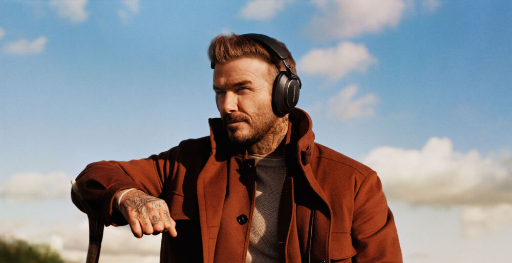 Słuchawki nauszne BOWERS & WILKINS Px8 S2 ANC Adaptive ANC 8 mikrofonów ADI Pure Voice redukcja hałasu rozmowy, David Beckham z założonymi słuchawkami nausznymi