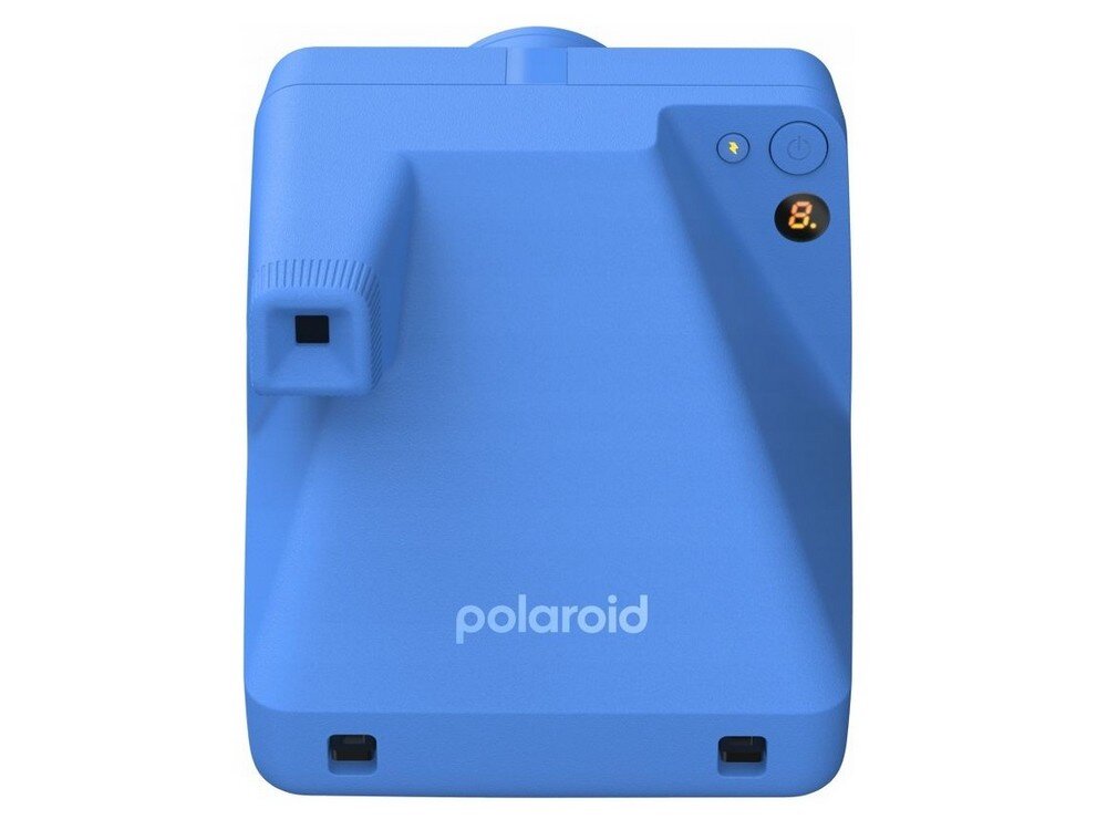 Niebieski aparat natychmiastowy z logo \'polaroid\' na przodzie. Na górze widoczne są przyciski oraz wyświetlacz z cyfrą \'8\'.