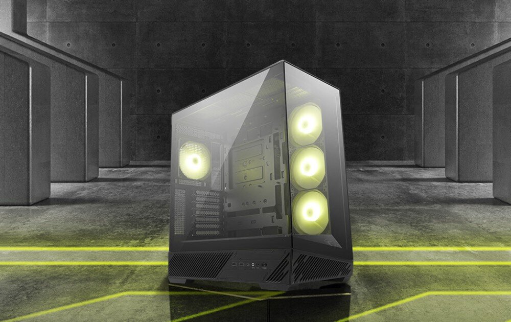 Obudowa MSI MAG PANO 130R PZ Obudowa komputerowa w ciemnym kolorze z przeszklonym frontem i bokiem ustawiona na szarym tle z geometrycznymi wzorami, widoczne cztery podświetlone na żółto wentylatory we wnętrzu konstrukcji