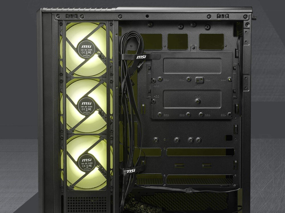Obudowa MSI MAG PANO 130R PZ Widok na wnętrze obudowy od strony serwisowej z odsłoniętą tacką montażową, widoczne trzy podświetlone wentylatory po lewej stronie oraz pionowo poprowadzone czarne przewody spięte rzepami z logo msi