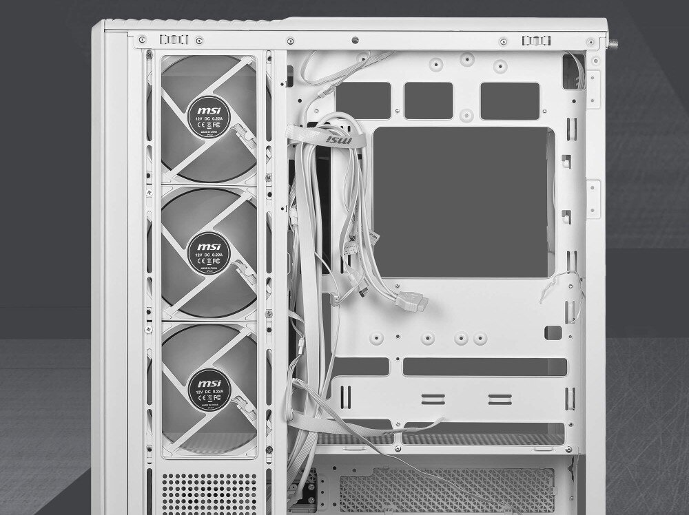 Obudowa MSI MAG PANO 130R PZ Widok na wnętrze obudowy od strony serwisowej z odsłoniętą tacką montażową, widoczne trzy podświetlone wentylatory po lewej stronie oraz pionowo poprowadzone przewody spięte rzepami z logo msi