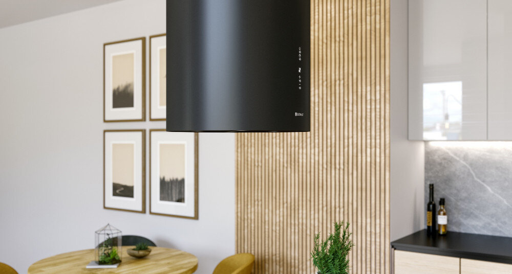 OKAP GLOBALO CYLINDRO ISOLA 39.7 BLACK Zdjęcie przedstawia detal okapu w kształcie czarnej tuby, zawieszonego nad wyspą kuchenną. W tle widoczna jest jasna ściana z pionowymi drewnianymi listwami i cztery obrazy w ramkach. Poniżej częściowo widać drewniany stół z krzesłami oraz elementy blatu kuchennego z doniczką. Kompozycja podkreśla elegancki design oraz wykończenie wnętrza czyste powietrze wydajność 742 m3/h usuwanie pary tłuszczu zapachów tryb wyciąg tryb pochłaniacz filtr aluminiowy filtr węglowy wentylacja świeżość kuchnia okap skuteczny