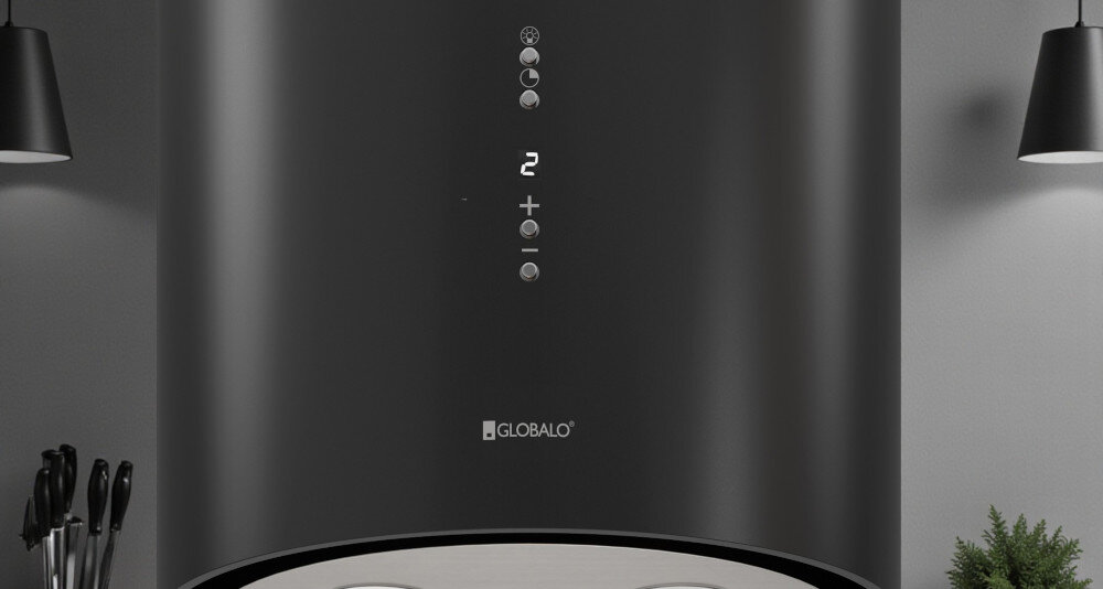 OKAP GLOBALO CYLINDRO ISOLA 39.7 BLACK  Zdjęcie przedstawia zbliżenie na panel sterowania okapu kuchennego w czarnym, matowym wykończeniu firmy Globalo. Centralnie widoczny jest cyfrowy wyświetlacz i przyciski do regulacji mocy oraz oświetlenia urządzenia. Po bokach znajdują się lampy wiszące, a w tle widoczne są noże kuchenne w bloku oraz doniczka z rośliną. Kompozycja podkreśla elegancję i intuicyjną obsługę sprzętu komfort cicha praca 46 dB sterowanie soft-touch wyświetlacz LED 3 poziomy mocy funkcja boost timer 10–90 min automatyczne wyłączenie wygoda użytkowania okap kuchenny