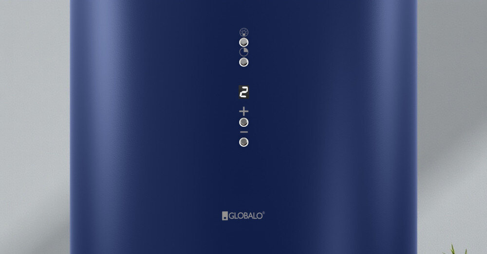 OKAP GLOBALO CYLINDRO ISOLA 39.7 BLUE  Zdjęcie przedstawia zbliżenie na panel sterowania okapu kuchennego w niebieskim, matowym wykończeniu firmy Globalo. Centralnie widoczny jest cyfrowy wyświetlacz i przyciski do regulacji mocy oraz oświetlenia urządzenia. Po bokach znajdują się lampy wiszące, a w tle widoczne są noże kuchenne w bloku oraz doniczka z rośliną. Kompozycja podkreśla elegancję i intuicyjną obsługę sprzętu komfort cicha praca 46 dB sterowanie soft-touch wyświetlacz LED 3 poziomy mocy funkcja boost timer 10–90 min automatyczne wyłączenie wygoda użytkowania okap kuchenny