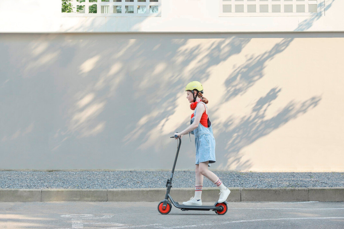 Hulajnoga elektryczna SEGWAY KickScooter C20 Czarno-czerwony wyglad waga