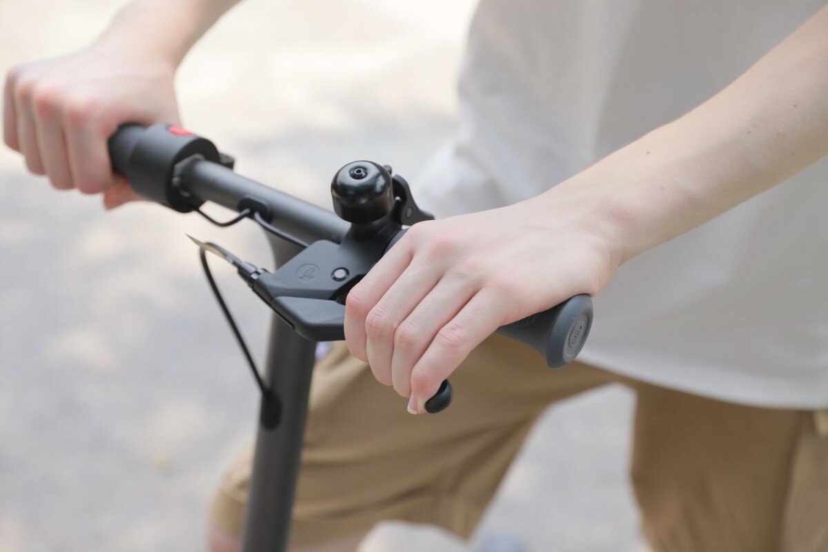 Hulajnoga elektryczna SEGWAY KickScooter C20 Czarno-czerwony uchwyty opony