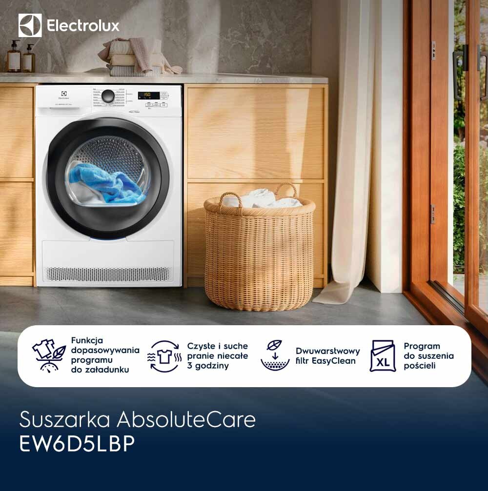 Na obrazie znajduje się biała suszarka z czarnym okrągłym otworem, umieszczona w drewnianej zabudowie kuchennej. Widoczne są również teksty: \'Electrolux\', \'Suszarka AbsoluteCare EW6D5LBP\' oraz ikony z opisami funkcji urządzenia.