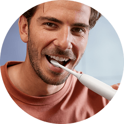 Mężczyzna szczotkujący zęby.