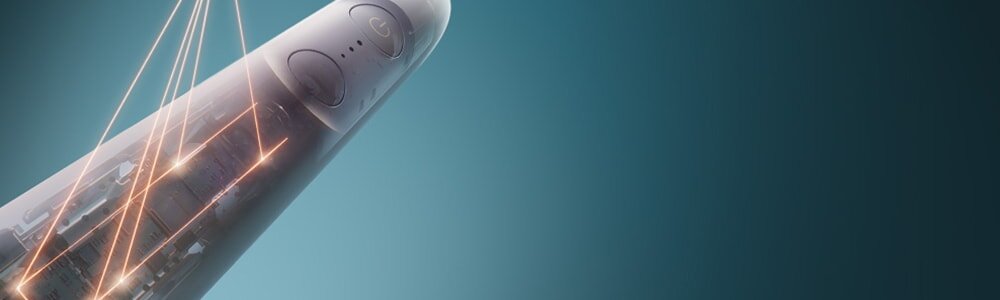 Zbliżenie na wnętrze szczoteczki, z którego roztaczają się laserowe połączenia.