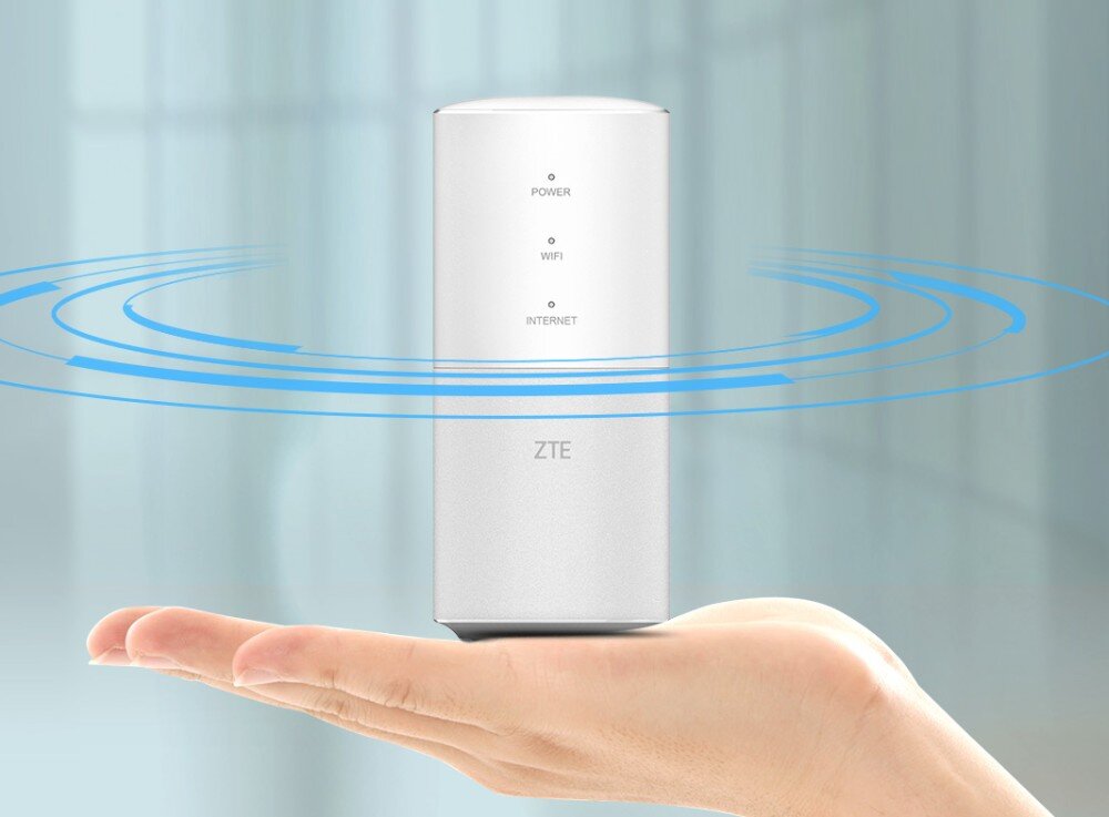 Router ZTE MF18A Dwa białe urządzenia stojące obok siebie, z przodu widoczne diody oznaczone 'Power', 'WiFi' i 'Internet' oraz logo producenta, standard Wi-Fi 5, prędkość, pasma