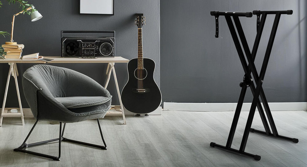 Statyw klawiszowy MUSICMATE MM-A75 Presto schludny wygląd, czarny kolor, uniwersalna barwa, połączenie estetyki z praktycznością, produkt w pokoju, fotel, radio, gitara, lampka