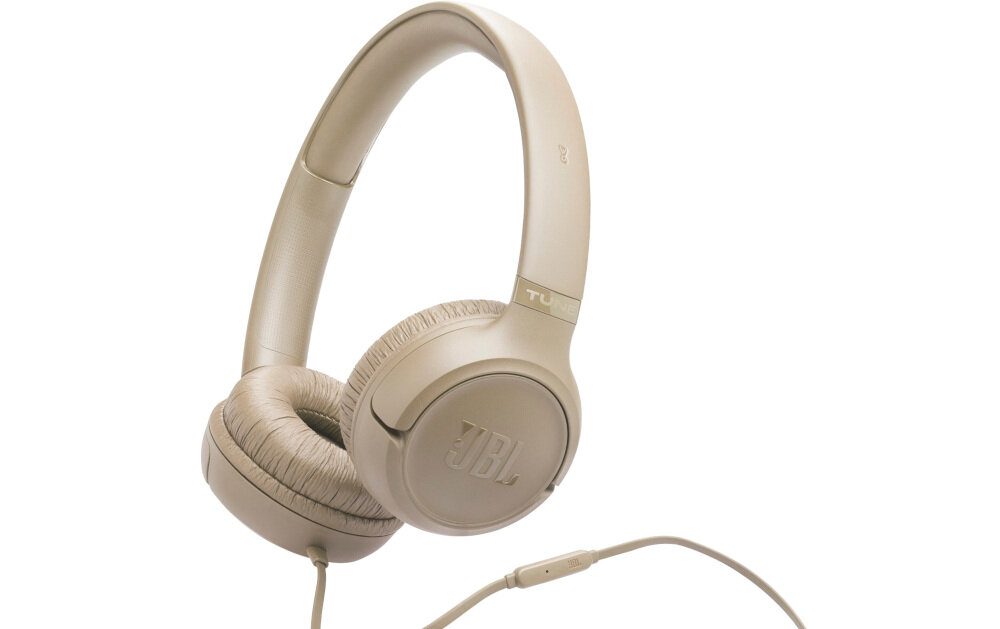 Słuchawki JBL Tune 530 nauszne wygodne lekkie składane, słuchawki leżące na łóżku, słuchawki po skosie na białym tle