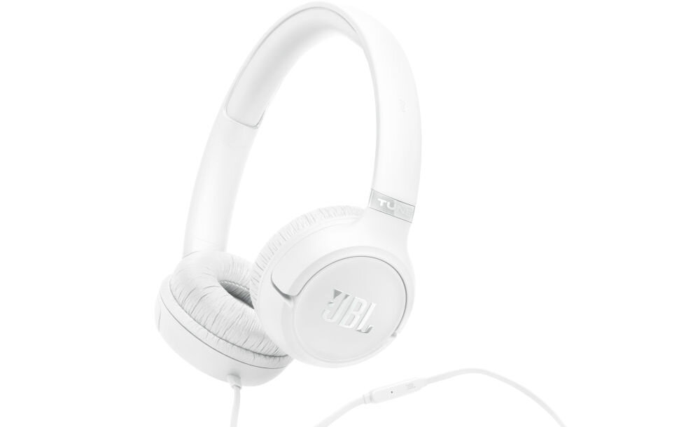 Słuchawki JBL Tune 530 pilot jeden przycisk mikrofon asystent głosowy, słuchawki po skosie na białym tle