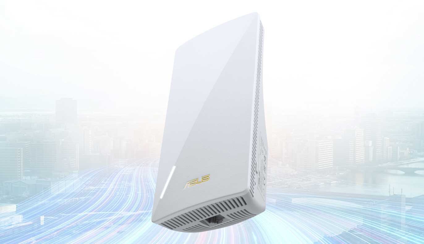 Biały wzmacniacz sieci ASUS z logo ASUS na przedniej części, umieszczony na tle miasta z dynamicznymi liniami symbolizującymi przepływ danych.