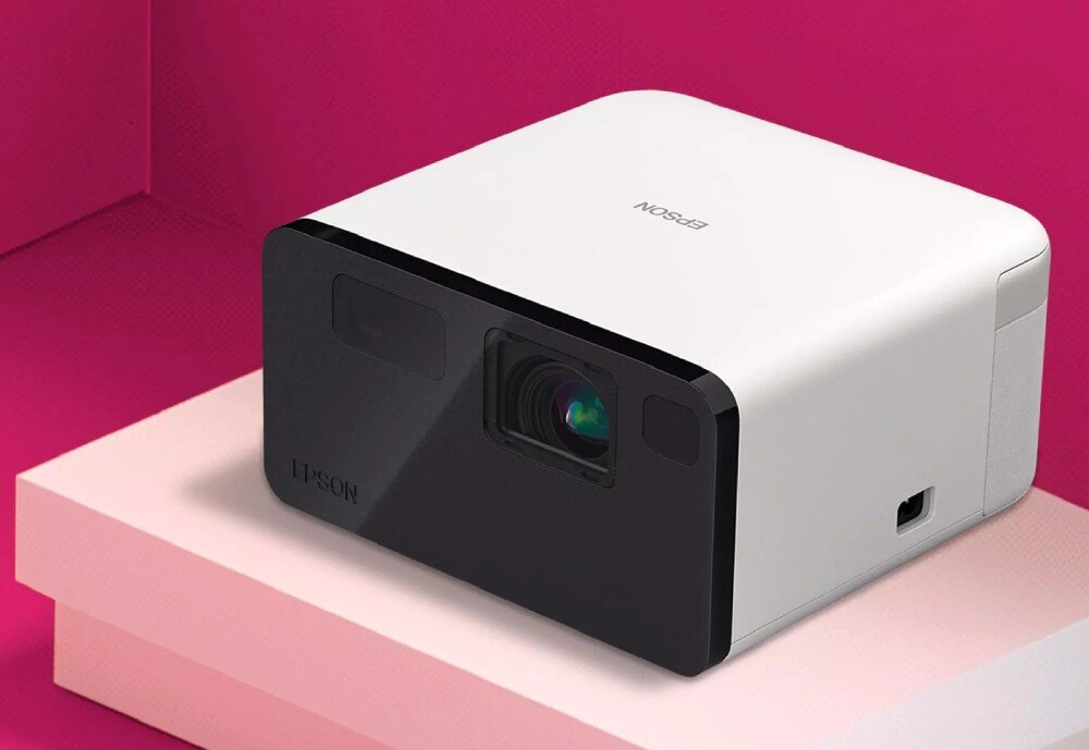 Projektor EPSON EF-21W Projektor na różowym tle. Projektor ustawiony jest na różowym postumencie, przekątna obrazu, wyświetlanie, zoom, odległość projekcji