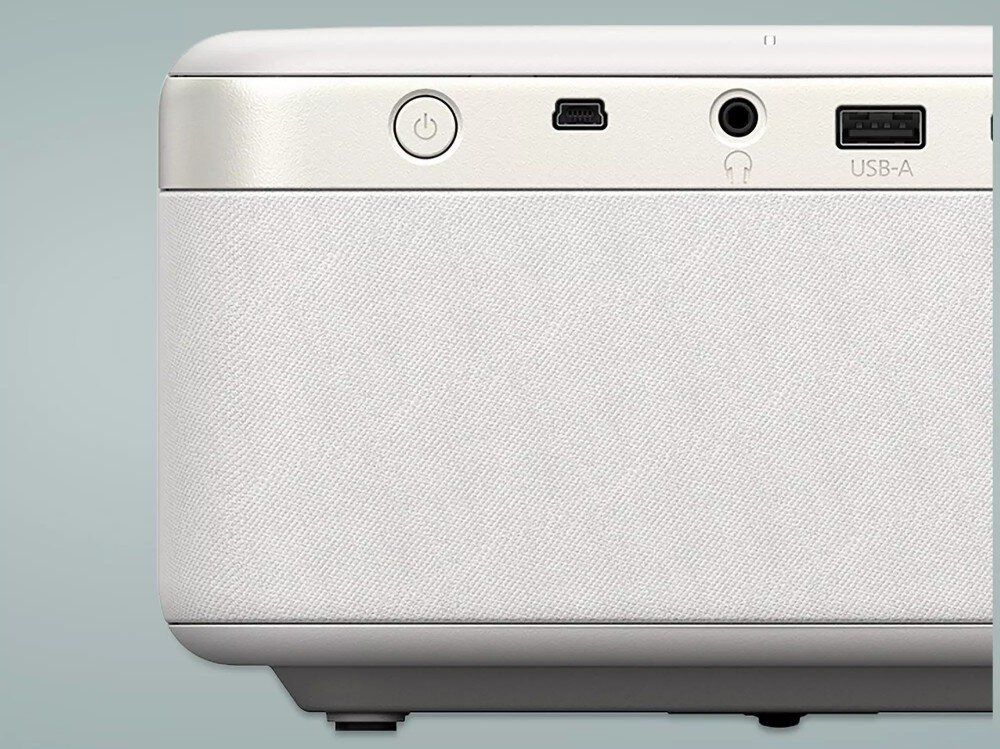 Projektor EPSON EF-21W Tył projektora z portami: widoczne złącza, w tym wejście USB, wyjście audio, port zasilania i przycisk włączania, system Android, Asystent Google, porty