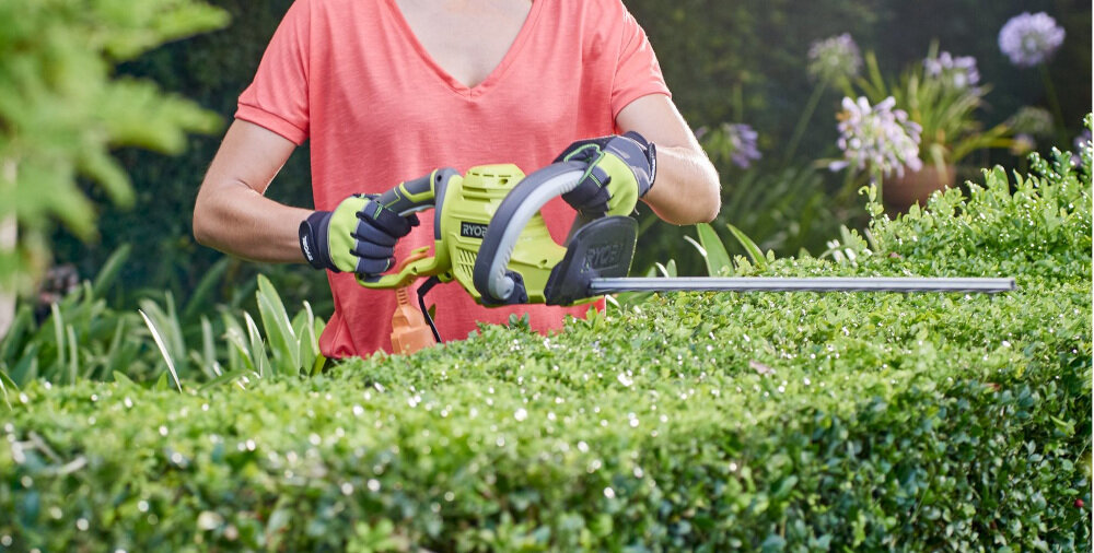 Nożyce do żywopłotu RYOBI RHT4550 elektryczne silnik lekki wydajny moc 450 W maksymalna prędkość obrotowa 1600 obr/min cicha praca 96,6 dB brak emisji spalin elektryczne zasilanie