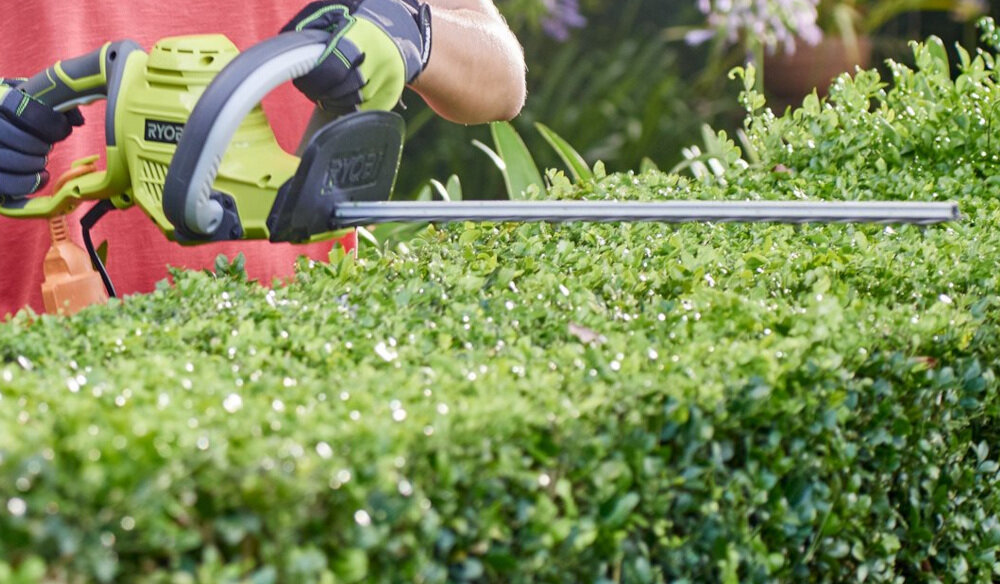 Nożyce do żywopłotu RYOBI RHT4550 elektryczne ostrze Dual-action o długości 50 cm szlifowane techniką diamentową grubość cięcia 20 mm