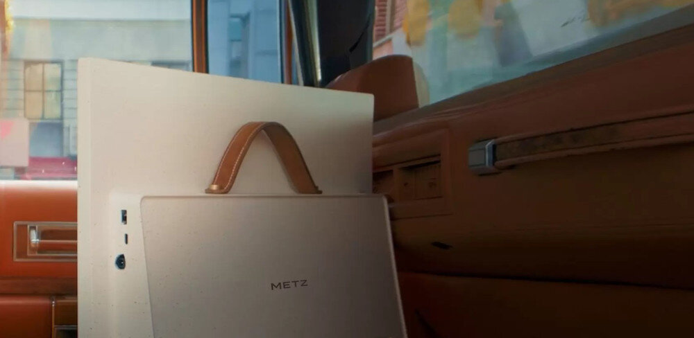 Telewizor METZ 24MPE7000Y ekran matowy antyrefleksy komfort oglądania, telewizor postawiony na siedzeniu w aucie