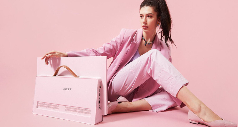 Telewizor METZ 24MPE7300Z przenośny ekran LED 24 cale Full HD wygoda mobilna, telewizor stojący na podłodze, kobieta trzymająca go ręką