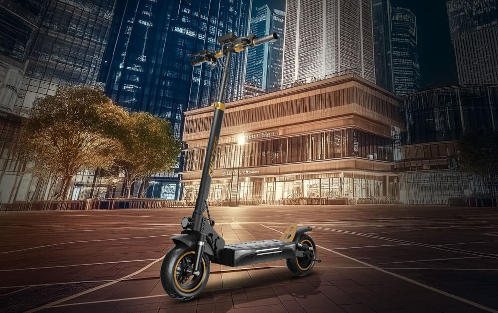 Hulajnoga elektryczna RUPTOR R1 Lite V2 60km 500W 10 cali Miedziany ulica chodnik hulajnoga widoczna od przodu pod skosem w tle budynki miasta wieżowce światła moc komfort bezpieczeństwo mobilność środek transportu