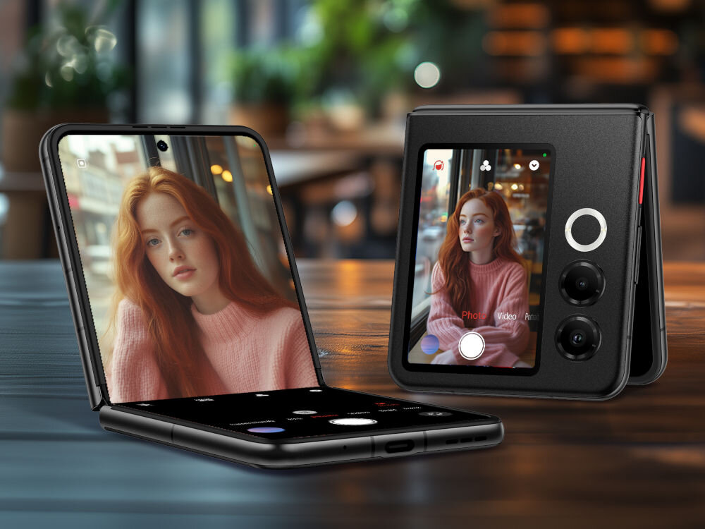Smartfon NUBIA Flip 2 5G 8/256GB 6.9 120Hz Czarny składany design kompaktowy elegancki wygląd - Dwa smartfony Nubia Flip, stojące na drewnianym stole w kawiarni. Jeden jest rozłożony pod kątem prostym, pokazując główny ekran z aplikacją aparatu i portretem młodej kobiety. Drugi jest złożony, pokazując ten sam portret na małym zewnętrznym ekranie. Tło jest rozmyte (bokeh).