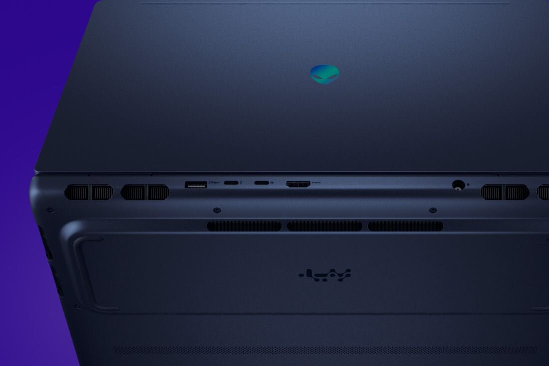 Porty i smukły profil laptopa Alienware z podświetlanym logo na grafitowej obudowie - minimalistyczna obudowa Zaokrąglone krawędzie i smukły profil  